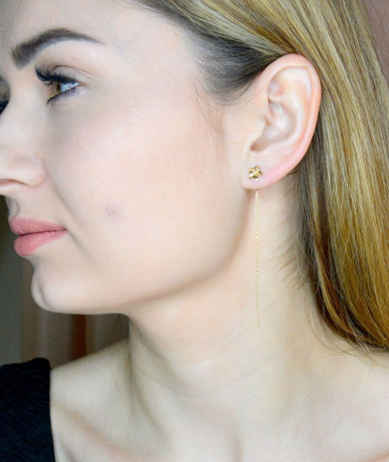 Złote kolczyki 585 wiszące przeciągane kwiatki KL 11608 585.  Eleganckie, złote kolczyki przeciągany łańcuszek zakończony kwiatkami. Idealne na prezent. Eleganckie, złote kolczyki przeciągane z kwiatkami. Idealne na prezent dla ukoch.jpg